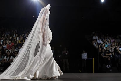 Maya Hansen cerró sus desfile con un versión muy personal de tradicional traje de novia. La diseñadora incluyó una suerte de barriga postiza elaborado con barrillas a la manera de los corsés que son ya seña de identidad de su marca.