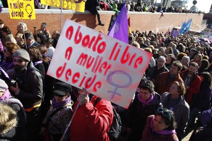 Los manifestantes contra la Ley del Aborto, suben a la plaza de Atocha desde la estación del mismo nombre en Madrid.