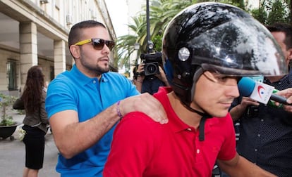 Ángel Boza, uno de los cinco miembros de La Manada, sube de pasajero en una moto tras presentarse este lunes ante el juzgado de guardia de Sevilla. 