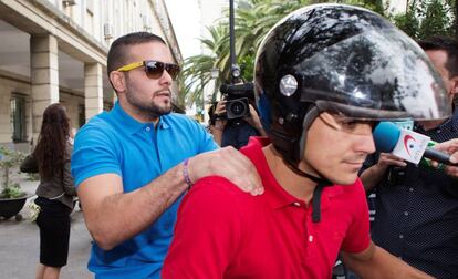 Ángel Boza, uno de los cinco miembros de La Manada, sube de pasajero en una moto tras presentarse este lunes ante el juzgado de guardia de Sevilla. 