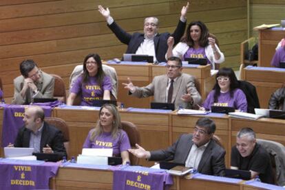 Diputados socialistas con camisetas con la leyenda 'Vivir es decidir'