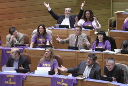 Diputados socialistas  con camisetas con la leyenda &#39;Vivir es decidir&#39;