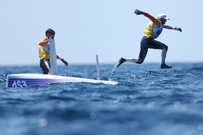  Florian Trittel y Diego Botín celebran su victoria en la carrera final de vela, este viernes.