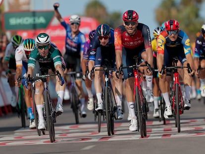 Groves, de verde, a la izquierda, lanza la bici, primero, sobre la línea final.