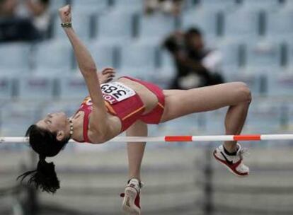 Ruth Beitia supera el listón durante la clasificación para la final de salto de altura en Osaka.