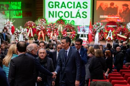 El presidente del Gobierno, Pedro Sánchez, en la capilla ardiente de Nicolás Redondo este jueves en la sede de UGT-Madrid.