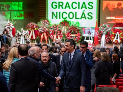 El presidente del Gobierno, Pedro Sánchez, en la capilla ardiente de Nicolás Redondo este jueves en la sede de UGT-Madrid.