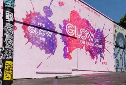 Mural promocional de la serie 'GLOW'.