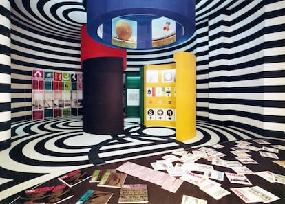 Esta fotografía muestra el diseño interior del 'Triennale di Milano, Mexican Pavilion', que tiene un diseño basado en el logo de los Juegos Olímpicos de México del '68, hecho por Lance Wyman.