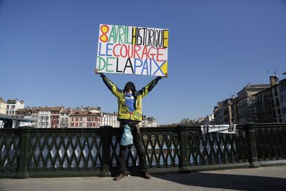 Ambient a Baiona on representants de la 'societat civil' bascofrancesa implicats en el desarmament d'ETA celebren avui una jornada d'actes per donar suport al lliurament de les armes de l'organització terrorista.