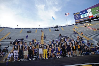 Los estudiantes de LSU posan en el Tiger Stadium con un mensaje para las víctimas de los atentados de París 