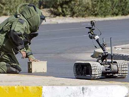 Un experto del Ejército estadounidense maneja un robot para inspeccionar un supuesto explosivo ayer en Bagdad.