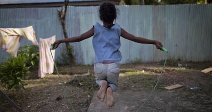 Una ni&ntilde;a salta a la comba en un centro para menores maltratados de Brasil. Las ni&ntilde;as de Latinoam&eacute;rica  son las m&aacute;s vulnerables a la desigualdad y la violencia.