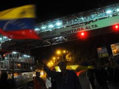 Manifestantes opositores protestan en Carrizal, ciudad cercana a la cárcel militar de Ramo Verde, ubicada en las afueras de Caracas (Venezuela), donde fue trasladado el opositor venezolano Leopoldo López, el 19 de febrero de 2014.