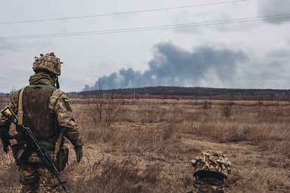Un soldado del Ejército ucraniano observa el humo de los bombardeos rusos este marzo.
