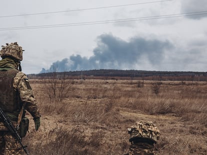 Un soldado del Ejército ucraniano observa el humo de los bombardeos rusos este marzo.