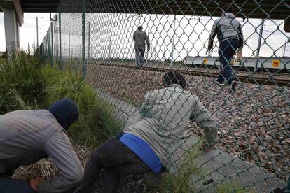 Miles de inmigrantes han intentado cruzar el túnel del Canal de La Mancha en los últimos días desde la localidad francesa de Calais.