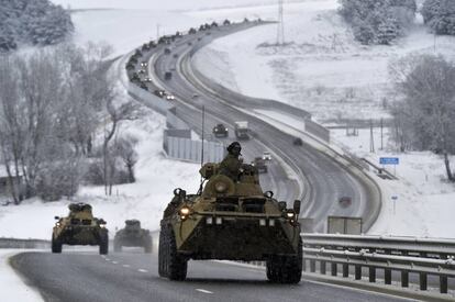 Convoy de tanques rusos en una autopista en Crimea