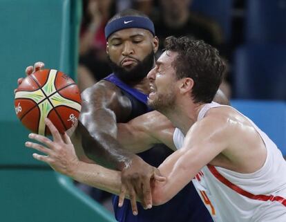 -FOTODELDIA- JJOO60. RÍO DE JANEIRO (BRASIL), 19/08/16.- Pau Gasol (d) de España ante Paul George (i) de Estados Unidos durante la semifinal masculina de baloncesto hoy, viernes 19 de agosto de 2016, en los Juegos Olímpicos Río 2016, en el Arena Carioca 1 del Parque Olímpico en Río de Janeiro. EFE/JORGE ZAPATA