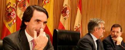 José María Aznar, Manuel Marín y Mariano Rajoy, en el homenaje a Gabriel Cisneros en la Sala de Columnas del Congreso.