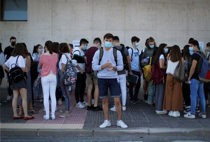 Varios estudiantes se preparan para entrar a los exámenes de acceso a la universidad en Navarra.