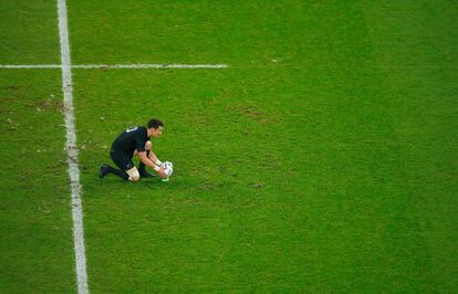 Dan Carter, de Nueva Zelanda, coloca el oval durante la final ante Australia.