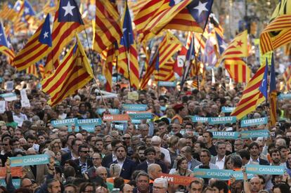 Carles Puigdemont y Oriol Junqueras en la manifestación del 21 de octubre en Barcelona.