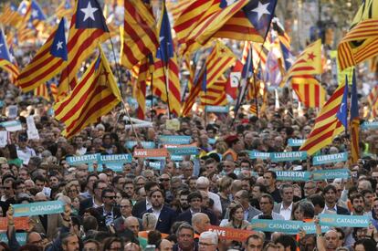 Carles Puigdemont y Oriol Junqueras en la manifestaci&oacute;n del 21 de octubre en Barcelona.