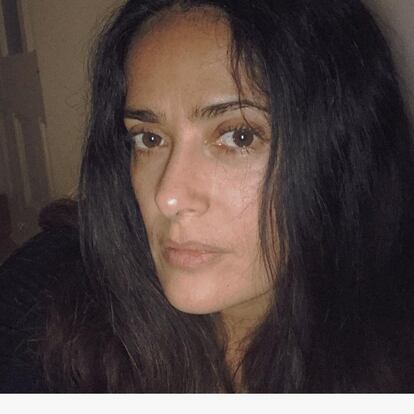 La actriz mexicana Salma Hayek también se ha sumado a la moda sin maquillaje. La artista publicó en su perfil de Instagram una imagen de ella con la cara lavada y acompañada del mensaje: "Ayy no! mañana es lunes".