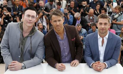 Los actores Kevin Durand, Ryan Reynolds y Scott Speedman posan durante el photocall de la película 'The Captive'.