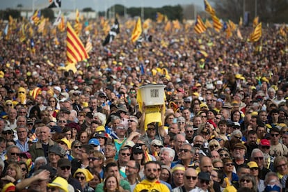 Más de 100.000 personas han asistido, este sábado, al primer acto multitudinario del denominado Consell de la República, que tendrá como principal reclamo la intervención del expresidente de la Generalitat Carles Puigdemont.