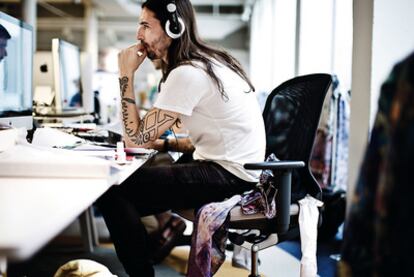 Un diseñador en el taller de la marca Desigual en Barcelona