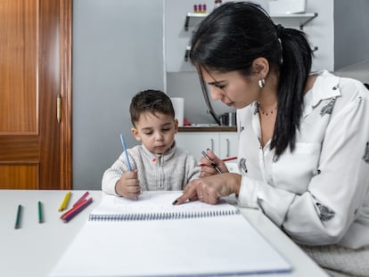 Una madre ayuda a su hijo a realizar tareas escolares.
