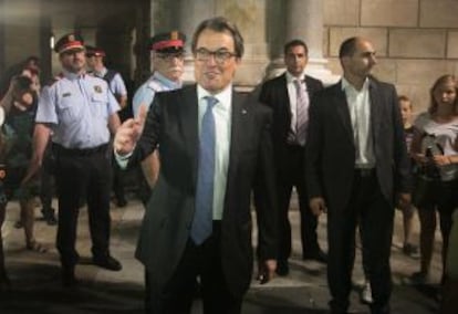 Artur Mas saliendo del Palau de la Generalitat después de firmar el decreto.