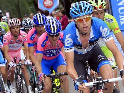 Ryder Hesjedal, en primer plano, y Purito Rodríguez, de rosa, al fondo