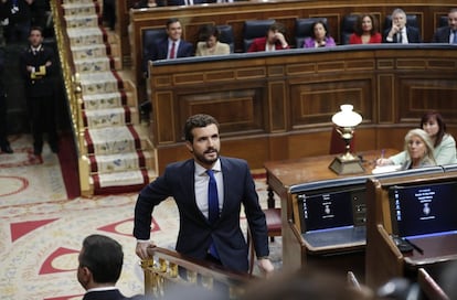 El líder del PP, Pablo Casado, regresando a su escaño.