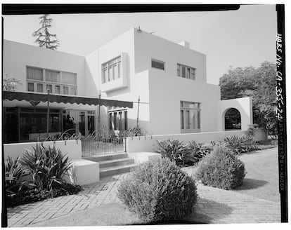 La Dodge House fue una casa de color blanco, lisas paredes de hormigón, y tejados planos con terrazas que si bien evocaba la arquitectura de las misiones españolas de California, también presentaba muchos de los elementos que configurarían la de la etapa moderna.