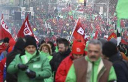 Miles de personas participan en una manifestación por las calles de Bruselas hoy.