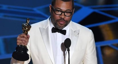 Jordan Peele, recogiendo el Oscar a mejor guion original por 'Djame salir'.