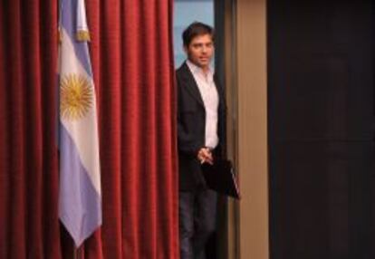 El ministro argentino de Econom&iacute;a, Axel Kicillof, llega para ofrecer una rueda de prensa en Buenos Aires (Argentina). 