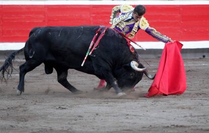 Joselito Adame con su segundo toro, al que le cortó una oreja.