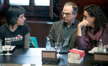 Jordi Turull en el Parlament, entre Anna Gabriel y Marta Rovira.