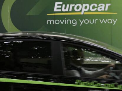  Un conductor pasa junto a un cartel de Europcar en París. 