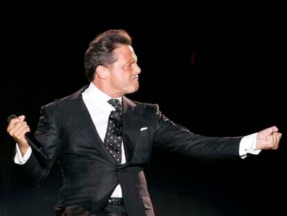El cantante mexicano Luis Miguel durante el concierto que ha ofrecido en el Palacio de los Deportes de la Comunidad de Madrid.