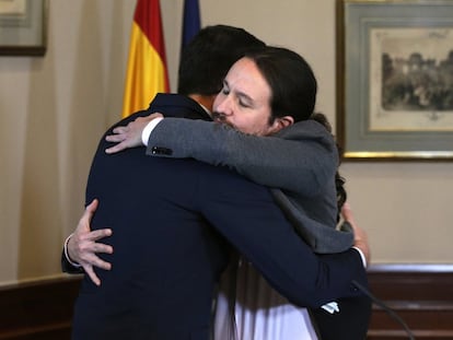 Pedro Sánchez y Pablo Iglesias se abrazan en el Congreso donde firmaron un acuerdo para la formación de un Ejecutivo tras las elecciones del 10-N.