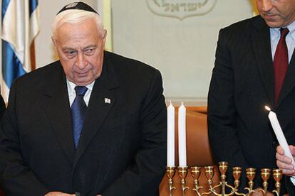 El primer ministro israelí, fotografiado hoy durante la celebración segunda noche de la festividad judía del Hanukkah, en su despacho oficial.