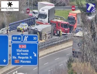 Camin accidentado en la autopista AP-7, entre Vilafranca y Santa Margarida.