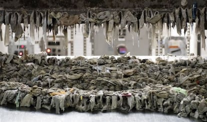 Una màquina en una planta de tractament de Nova York plena de restes de tovalloletes humides.