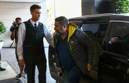 El presidente de Boca, Daniel Angelici, arriba a una reunión de dirigentes del fútbol argentino, el 6 de febrero de 2017.
