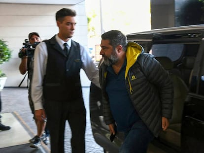 El presidente de Boca, Daniel Angelici, arriba a una reunión de dirigentes del fútbol argentino, el 6 de febrero de 2017.